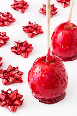 Beyaz arka plan üzerinde izole kırmızı kurdele ile Noel elma şekeri