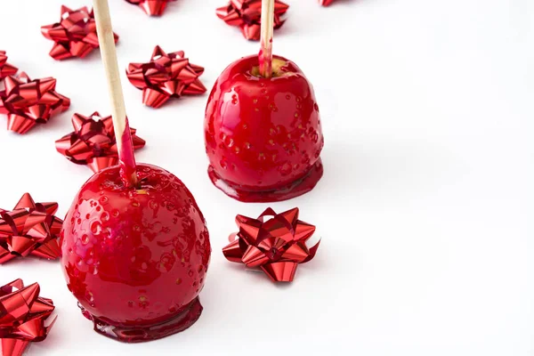 Maçãs Natal Doces Com Fitas Vermelhas Isoladas Fundo Branco — Fotografia de Stock