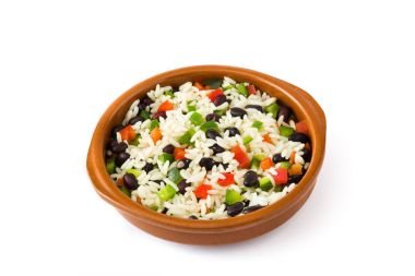 Geleneksel Küba pirinç, fasulye ve biber beyaz arka plan üzerinde izole. Moros y cristianos.