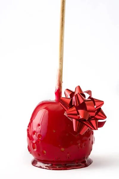 白い背景で隔離のお菓子クリスマスりんご — ストック写真