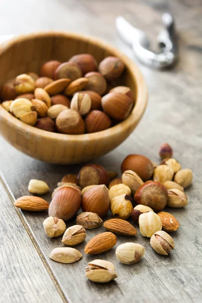 Verschiedene Gemischte Nüsse Schüssel Auf Holztisch — Stockfoto