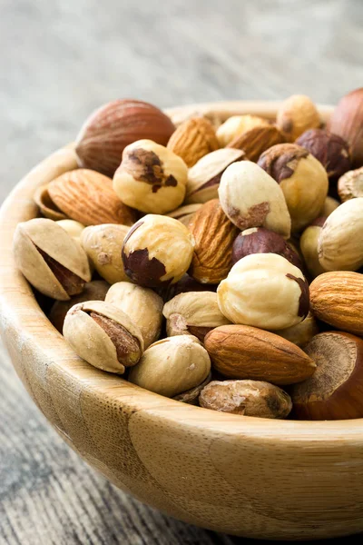 Verschiedene Gemischte Nüsse Schüssel Auf Holztisch — Stockfoto