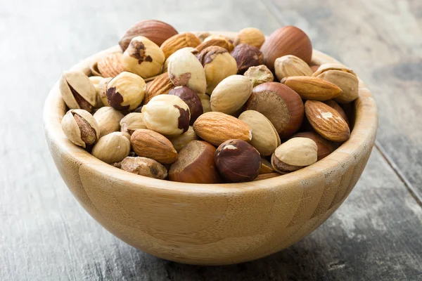 Verschiedene Gemischte Nüsse Schüssel Auf Holztisch — Stockfoto