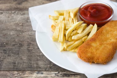 Ahşap masa üzerinde geleneksel İngiliz balık ve patates kızartması