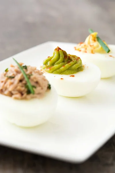 Varietà Uova Ripiene Con Avocado Tonno Sulla Tavola Legno — Foto Stock