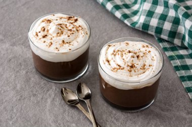 Gri taş kremalı çikolata mousse