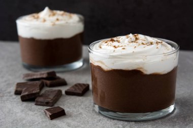 Gri taş kremalı çikolata mousse