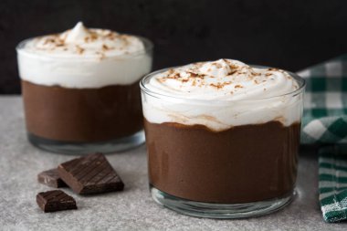 Gri taş kremalı çikolata mousse