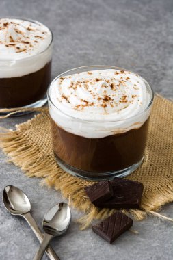 Gri taş kremalı çikolata mousse