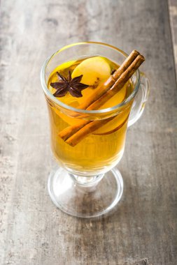 Cam ahşap masa üzerinde mulled elma şarabı. Noel içki