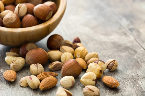 Verschiedene Gemischte Nüsse Schüssel Auf Holztisch — Stockfoto