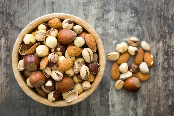 Surtido Nueces Mixtas Tazón Una Mesa Madera Vista Superior — Foto de Stock