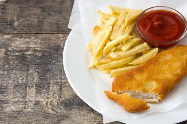 Ahşap masa üzerinde geleneksel İngiliz balık ve cips. Boşaltmak