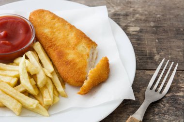 Ahşap masa üzerinde geleneksel İngiliz balık ve cips. Boşaltmak