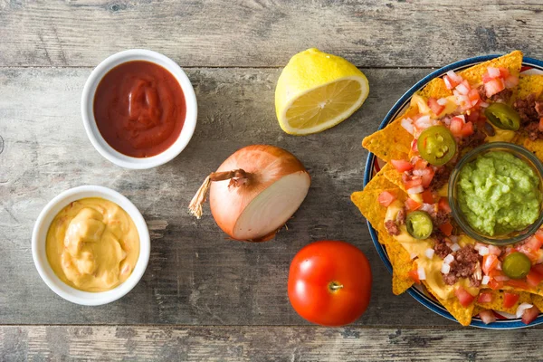Mexikanische Nachos Mit Rindfleisch Guacamole Käsesauce Paprika Tomaten Und Zwiebeln — Stockfoto