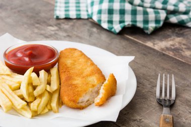 Ahşap masa üzerinde geleneksel İngiliz balık ve patates kızartması. 