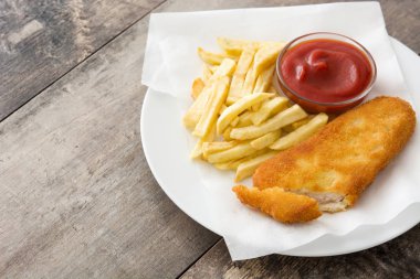 Ahşap masa üzerinde geleneksel İngiliz balık ve patates kızartması. 