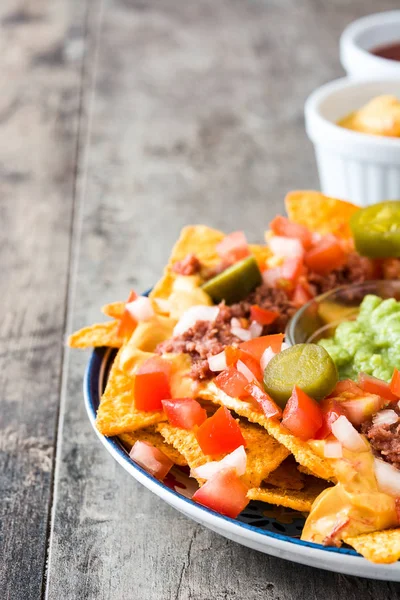 Mexican Nachos Beef Guacamole Cheese Sauce Peppers Tomato Onion Plate — Stock Photo, Image