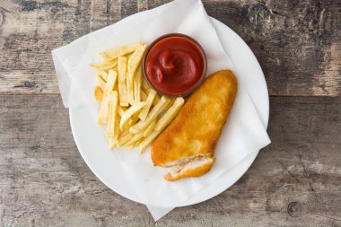 Ahşap masa üzerinde geleneksel İngiliz balık ve cips. Üstten Görünüm