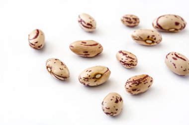 Beyaz arka plan üzerinde izole ham pinto fasulye