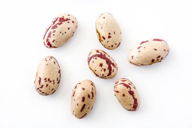 Beyaz arka plan üzerinde izole ham pinto fasulye