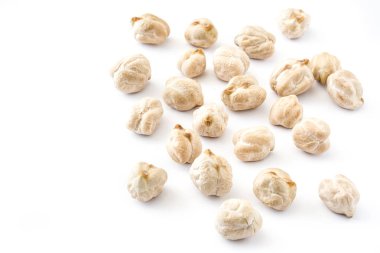 Beyaz arka plan üzerinde izole nohut pişmemiş