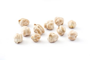 Beyaz arka plan üzerinde izole nohut pişmemiş