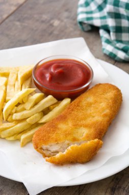Ahşap masa üzerinde geleneksel İngiliz balık ve patates kızartması. 