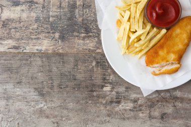 Ahşap masa üzerinde geleneksel İngiliz balık ve patates kızartması. 