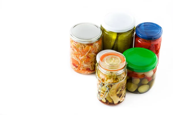 在白色背景的罐子里分离出发酵的腌制蔬菜 Copyspace — 图库照片