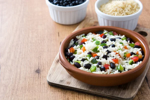 Arroz Tradicional Cubano Frijoles Negros Pimienta Sobre Fondo Mesa Madera — Foto de Stock