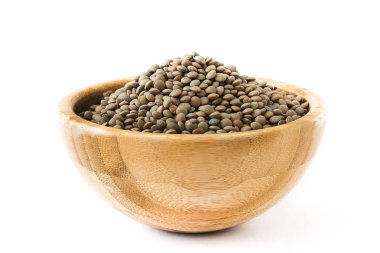 Mercimek tahıl üzerinde beyaz arka plan üzerinde izole ahşap kase