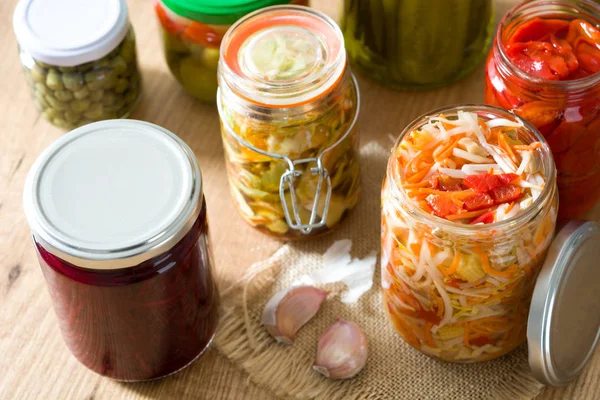 Verduras Fermentadas Frasco Sobre Mesa Madera —  Fotos de Stock