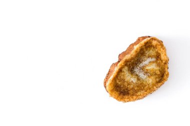 Beyaz arka plan üzerinde izole geleneksel ev yapımı İspanyol torrijas. Paskalya tatlı. Üstten Görünüm tasarlamak