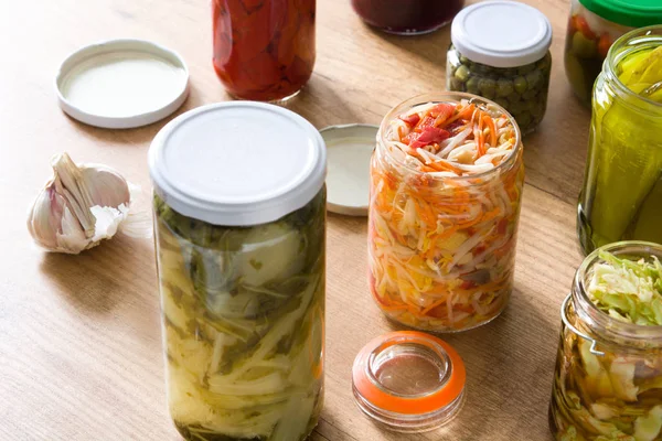 Verduras Fermentadas Frasco Sobre Mesa Madera —  Fotos de Stock