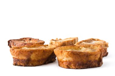 Beyaz arka plan üzerinde izole geleneksel ev yapımı İspanyol torrijas. Paskalya tatlısı.