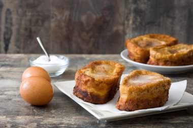 Ahşap arka plan üzerinde geleneksel ev yapımı İspanyol torrijas. Paskalya tatlısı.