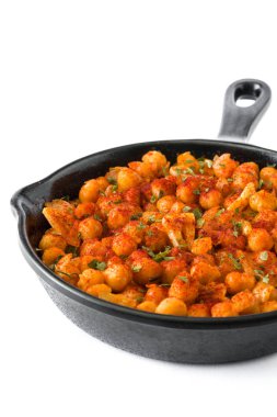 Beyaz arka plan üzerinde izole tavada kızarmış baharatlı nohut