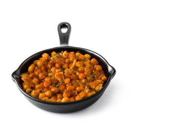 Beyaz arka plan üzerinde izole tavada kızarmış baharatlı nohut. Boşaltmak