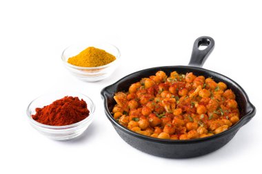 Beyaz arka plan üzerinde izole tavada kızarmış baharatlı nohut