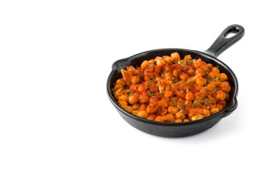 Beyaz arka plan üzerinde izole tavada kızarmış baharatlı nohut. Boşaltmak