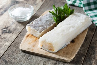 Ahşap masa tuzlu kuru cod. Tipik Paskalya yemek
