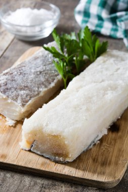 Ahşap masa tuzlu kuru cod. Tipik Paskalya yemek