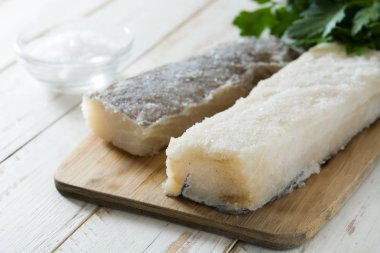 Beyaz ahşap masa tuzlu kuru cod. Tipik Paskalya yemek