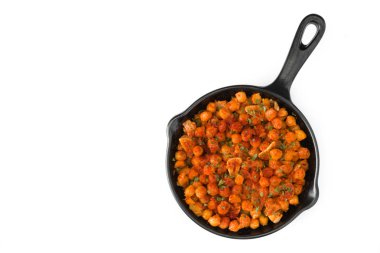 Beyaz arka plan üzerinde izole tavada kızarmış baharatlı nohut