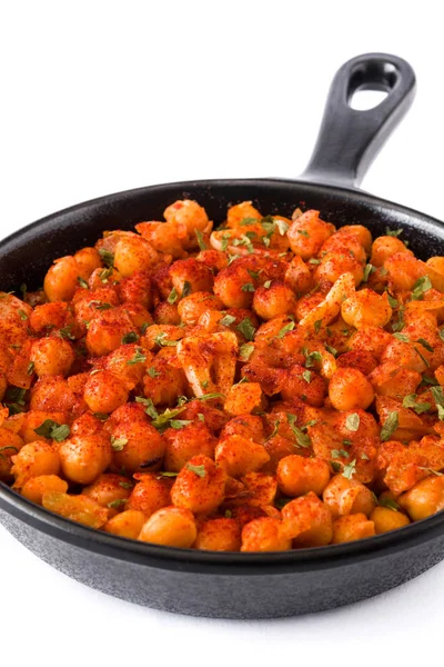 Beyaz arka plan üzerinde izole tavada kızarmış baharatlı nohut