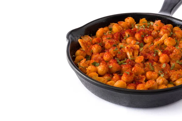 Beyaz arka plan üzerinde izole tavada kızarmış baharatlı nohut