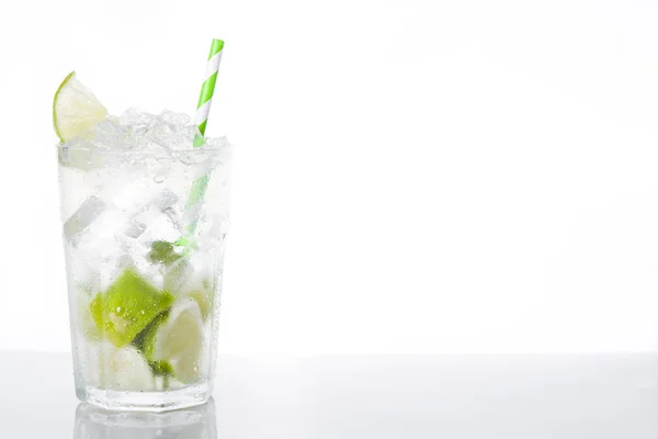 Caipirinha Cocktail Glas Witte Achtergrond Copyspace — Stockfoto