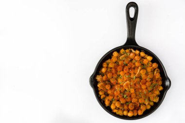 Beyaz arka plan üzerinde izole tavada kızarmış baharatlı nohut. Üstten Görünüm tasarlamak