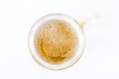 Beyaz arka plan üzerinde bira cam kavanoz. Üstten Görünüm